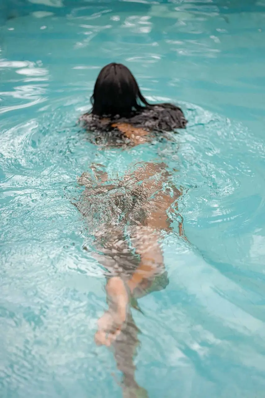 mujer con panico al agua