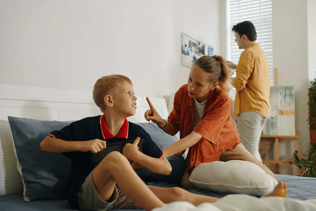 madre hablando con niño con problemas de conducta